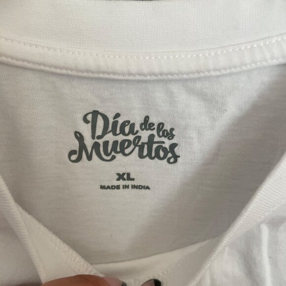 Dia De Los Muertos White T-Shirt With Skull & Floral Design Short Sleeve Crew Ne - Picture 3 of 4